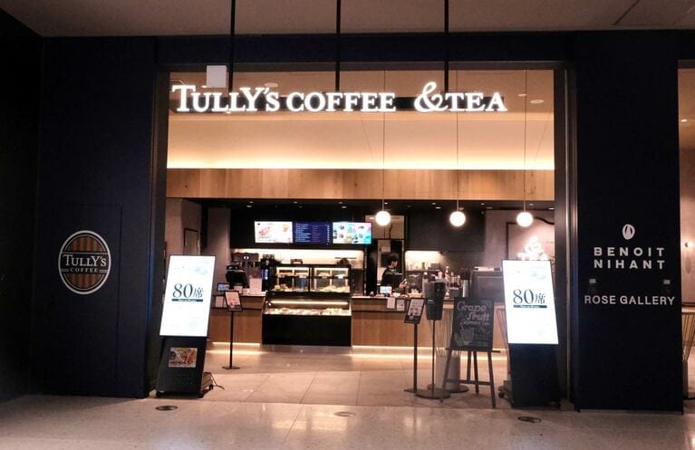 2025年4月に旗艦店として開業した「TULLY’S COFFEE ＆TEA 虎ノ門ヒルズ店」（筆者撮影）