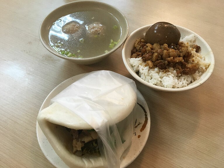 刈包、つみれスープ、煮卵入り魯肉飯は個人的三種の神器セット。合計で110元。メインの刈包は1つ50元で、脂身多め、少なめなど、カスタマイズ可能。