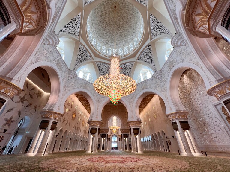 中央のドームは、直径32.6メートル、高さ84メートル。スワロフスキーを使用した豪華絢爛なシャンデリアは、ナツメヤシをモチーフにしている。