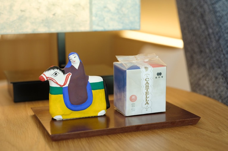 長崎の色鮮やかな土人形「古賀人形」。ウェルカムスウィーツのカステラは福砂屋とのコラボレーション。