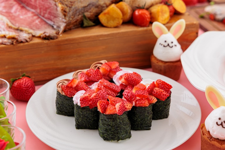 いちごの軍艦寿司は、酢飯＋海苔に、生クリーム（チョコクリームやいちごクリームもあり）といちごをトッピング。