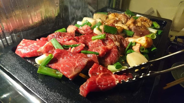 6人が固唾を呑んで焼き上がりを待つ。箸はすでに「位置に着いて」の態勢だ。