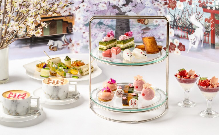 「KABUKI et SAKURA à Hibiya Afternoon Tea（歌舞伎と桜のアフタヌーンティー／カブキ・エ・サクラ・ア・ヒビヤ・アフタヌーンティー）」のイメージ。1名7,000円（税込）、要予約。©SHOCHIKU