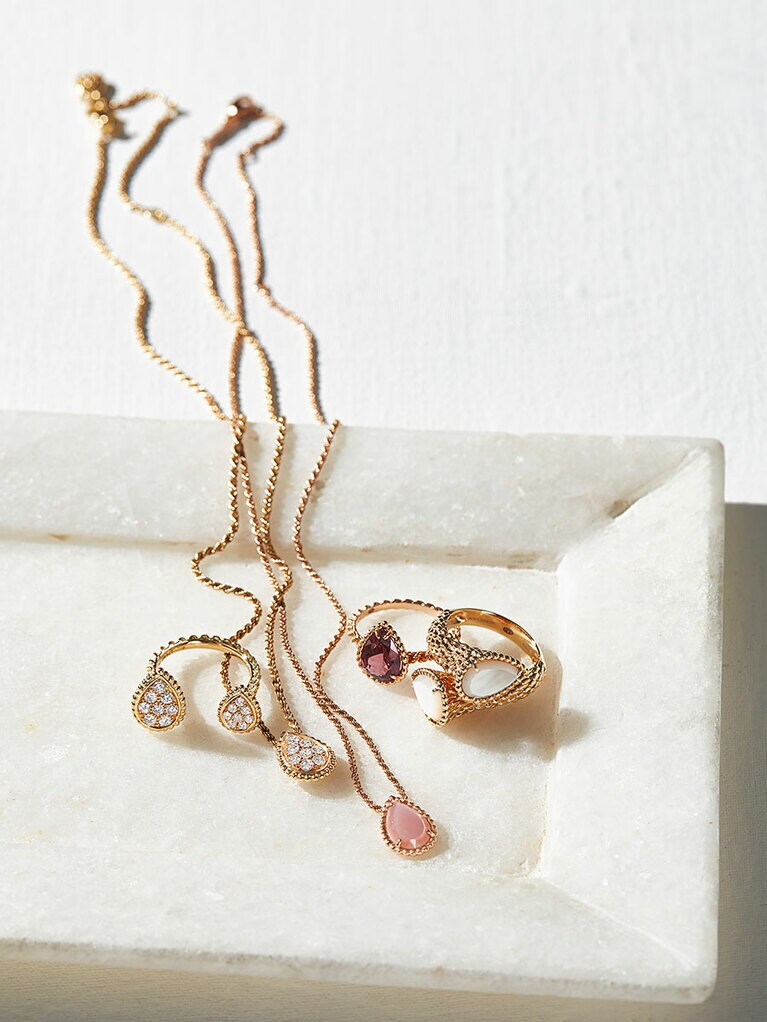 左から：リング(イエローゴールド×ダイヤモンド)731,500円、ペンダント(イエローゴールド×ダイヤモンド)737,000円、ペンダント(ピンクゴールド×ピンクマザーオブパール)301,400円、リング(ピンクゴールド×ロードライトガーネット)271,700円、リング(イエローゴールド×マザーオブパール)632,500円／ブシュロン(ブシュロン クライアントサービス)