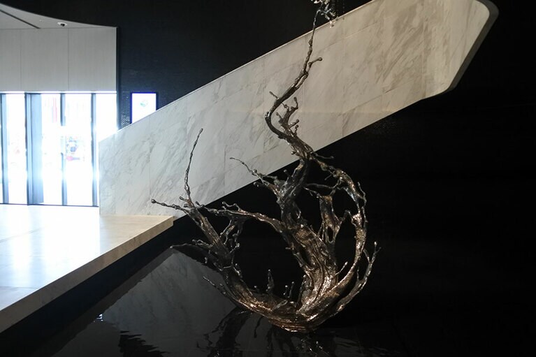 中国の現代アートの若手アーティストによる“しずくシリーズ”。ホテルのためにカスタムメイドされたもの。