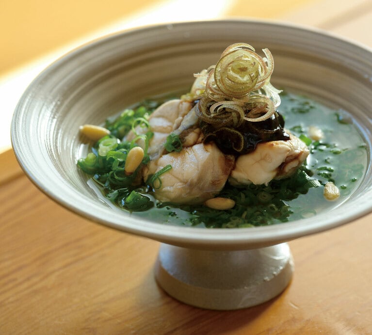 佐渡産の真フグをふっくらと蒸し上げた「フグのちり蒸し」。たっぷりの薬味とふぐの出汁の香り。