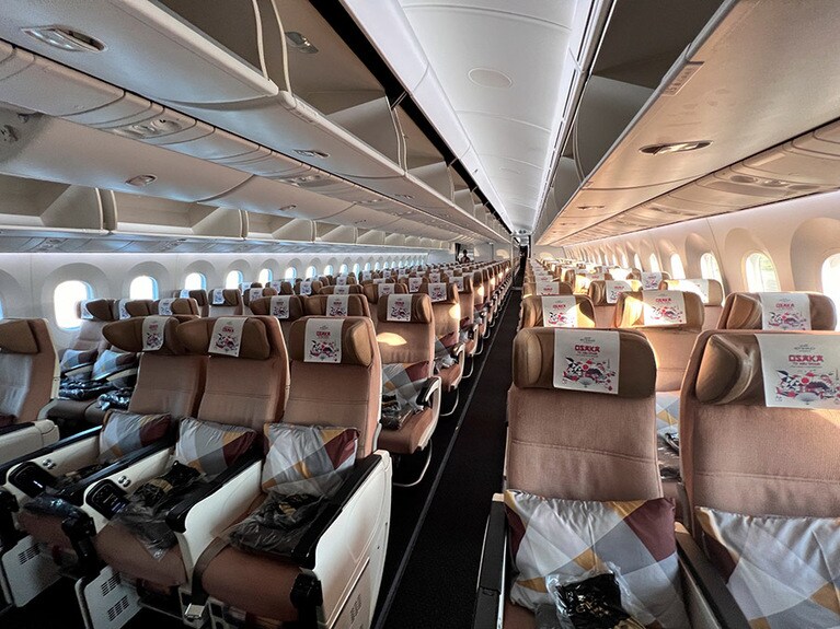 エコノミークラスのシート。足もとにゆとりがあって快適だ。