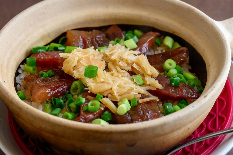 「腸詰め 干し肉 貝柱釜飯」。
