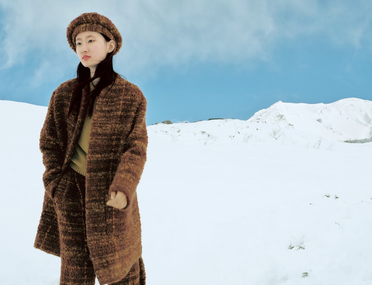 コート 932,800円、中に着たジャケット 466,400円、パンツ 682,000円、ハット 130,900円／ロロ・ピアーナ（ロロ・ピアーナ ジャパン）