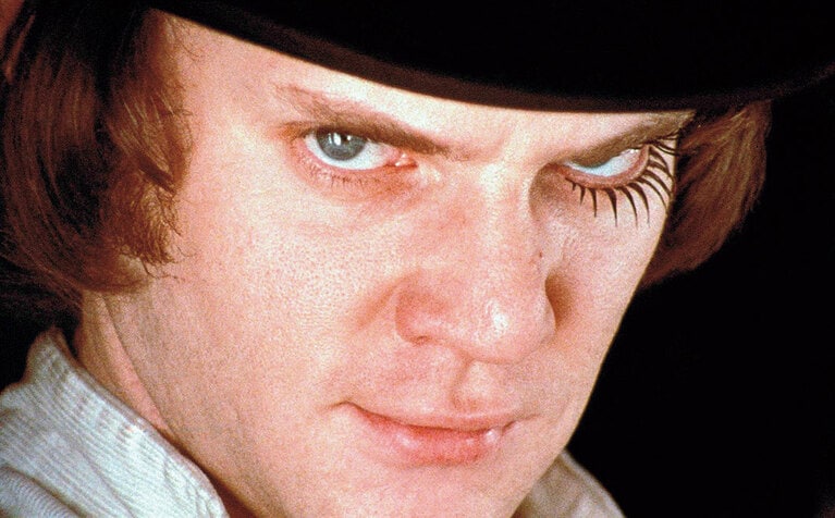 1971年公開の映画『時計じかけのオレンジ』より。主人公・アレックスの片目にだけつけられた下まつ毛が退廃的な狂気を演出する。Warner Bros. / Hawk films / Collection Christophel via AFP