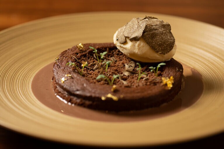 通年提供の「ショコラ・ロワイヤル」2,750円。こちらも、「ラチュレ」時代から作り続ける延命寺さんの代表作。目の前で温かいショコラ・ショーが注がれる。