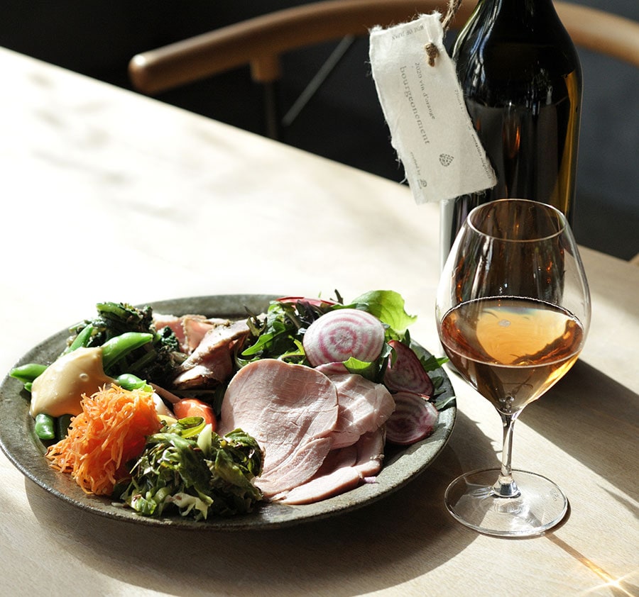 ワインと合う、前菜の盛り合わせ(2名分) 2,000円、「ドロップ」のブルジュヌモン2020はグラス900円。