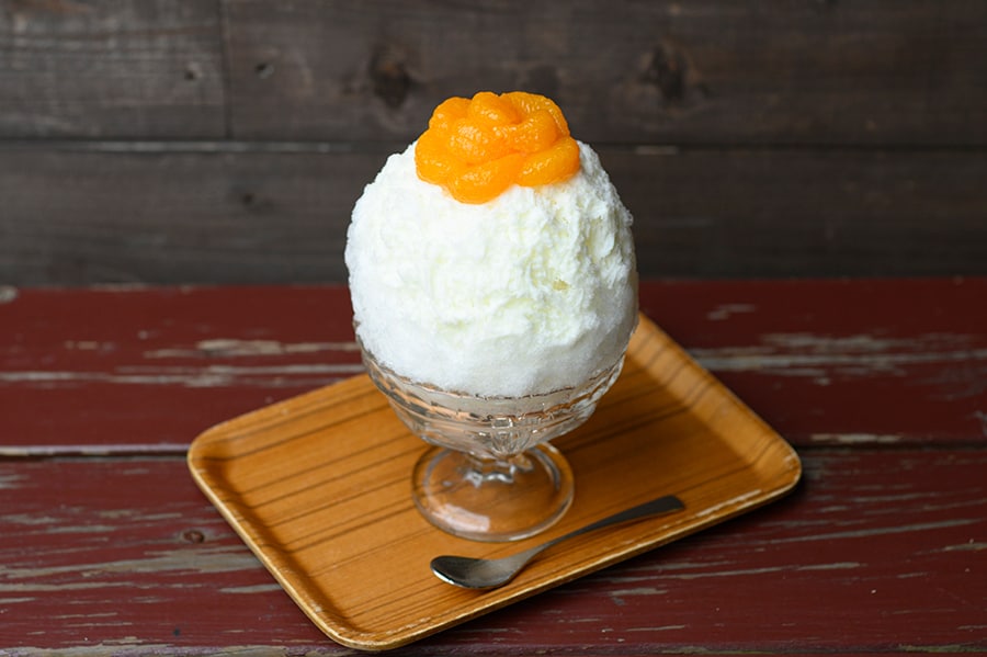 「杏仁蜜柑」は、上にのせた缶詰のみかんが昭和レトロな雰囲気。柑橘シロップと杏仁練乳を添えて。1,300円。