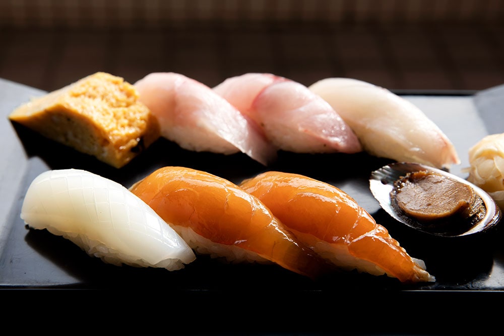「つばき寿司」の地魚セット 1,600円。大島名物“べっこう寿司”はピリ辛のタレが美味。