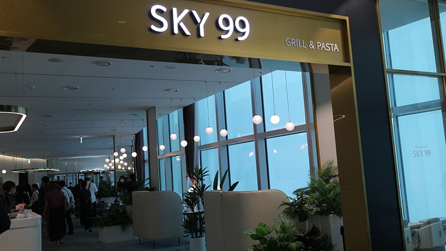 晴れていれば見事な夜景が楽しめるレストラン「SKY 99 GRILL&PASTA」。