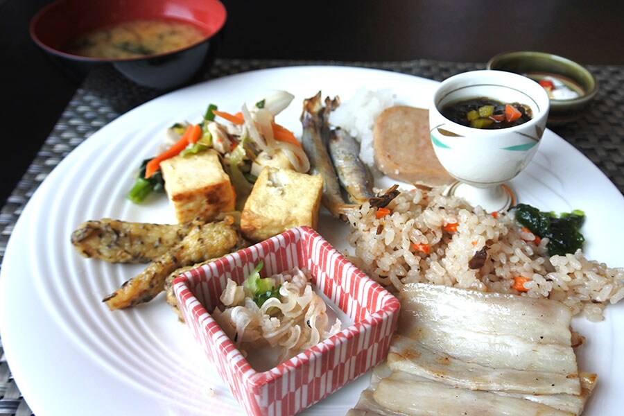 今日の朝食のテーマは“沖縄のあさげ”。沖縄料理でまとめてみました。
