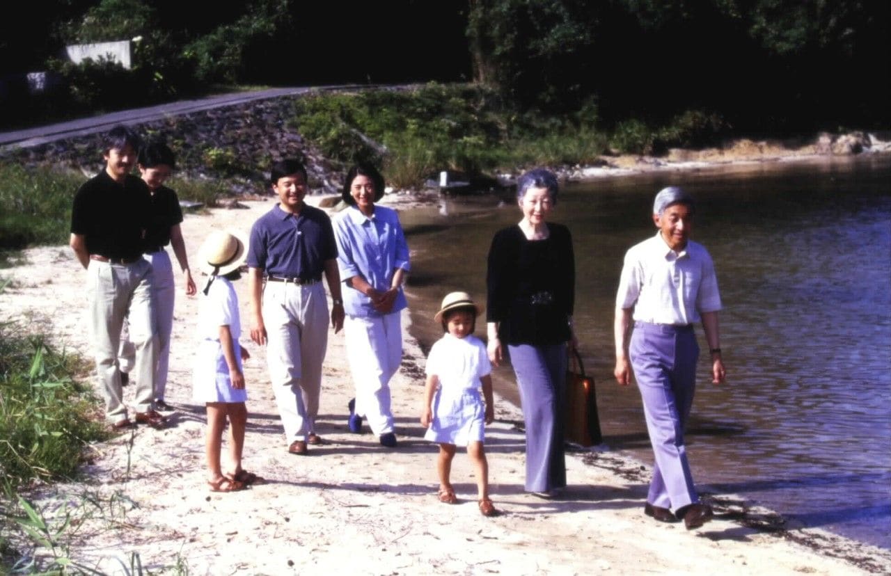 1999年8月、三井浜を散策されるご一家　©JMPA