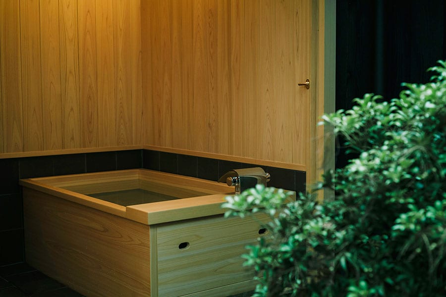 飛騨高山産の檜を使用した風呂。