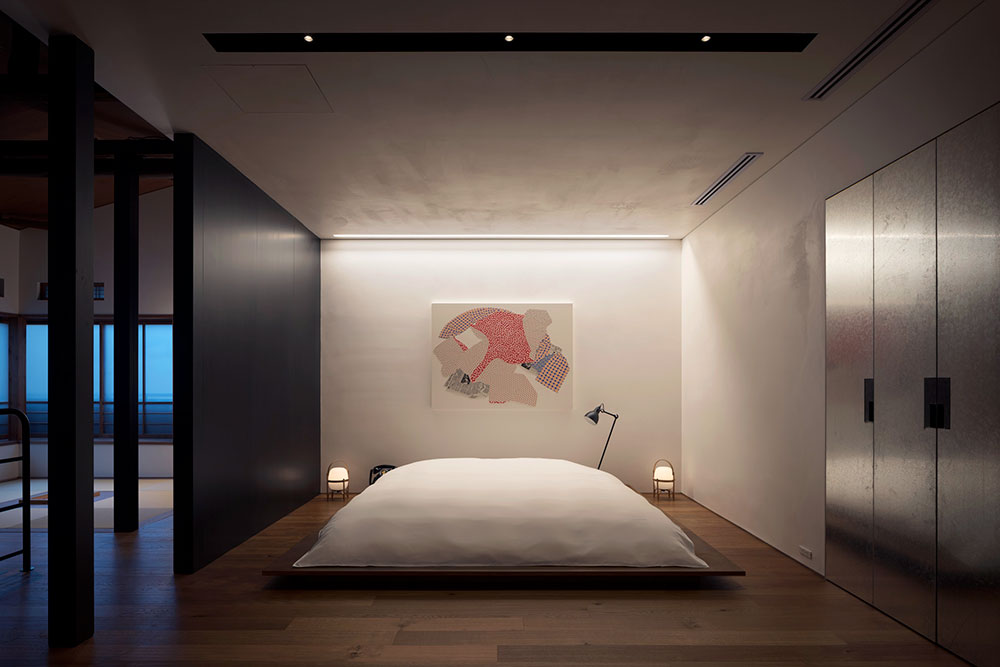 凛として研ぎ澄まされた空間にアートが飾られたベッドルーム。Photo by Tomooki Kengaku