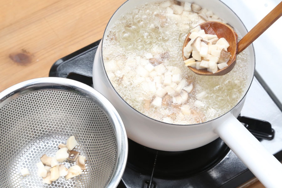 玉ねぎはみじん切りにして、ごま油(分量外)で炒めておく。エリンギは5ミリ角にカットして熱湯で軽く下茹でする。茹で汁はとっておく。