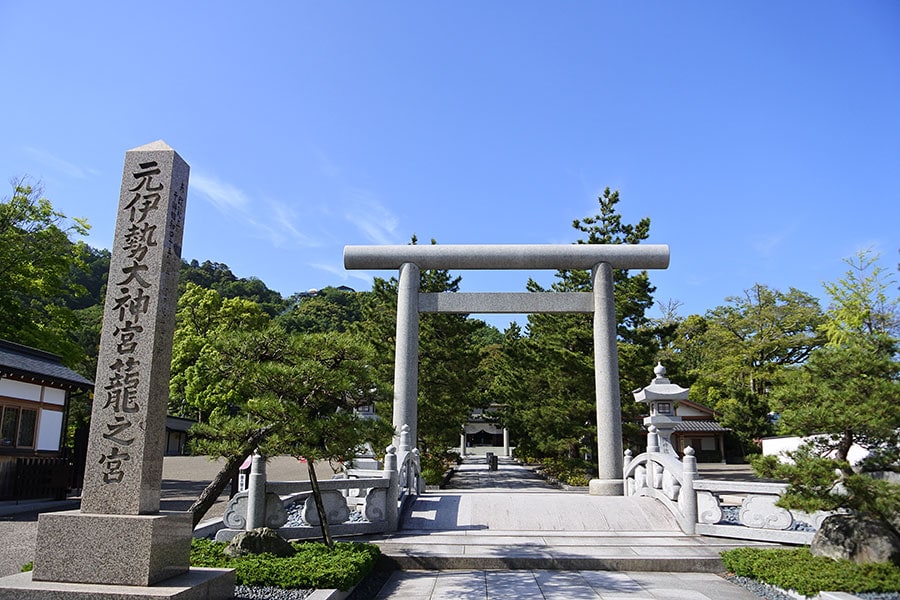 北側の府中にある籠神社(このじんじゃ)。神秘的な景色の天橋立の周辺には、成相寺や智恩寺など、多くの寺社が集まっています。