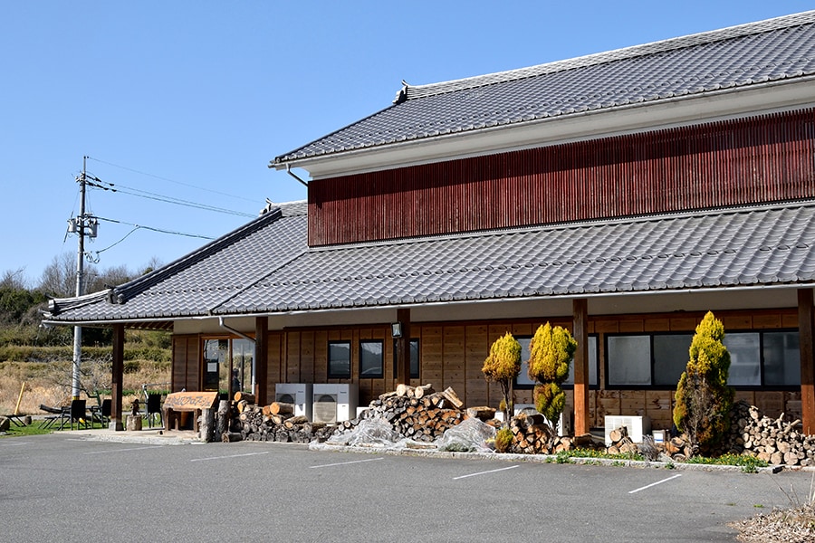 三良坂町の静かな地に立つチーズ工房。ショップとカフェが併設されています。