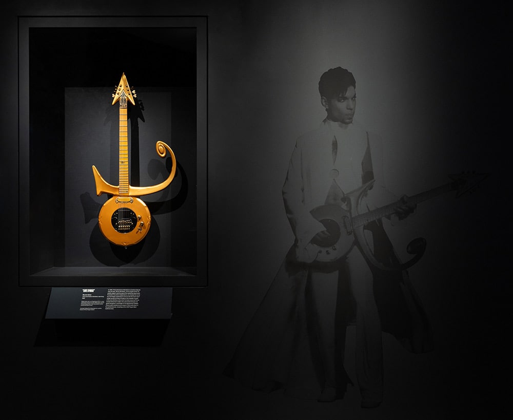 プリンスが使っていた独特のシンボル型のギター。©The Metropolitan Museum of Art