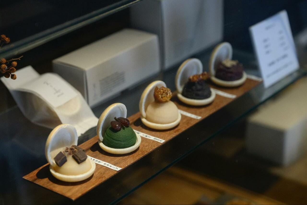 見た目がかわいくて美しい「本日のモナカ」3個入り990円。