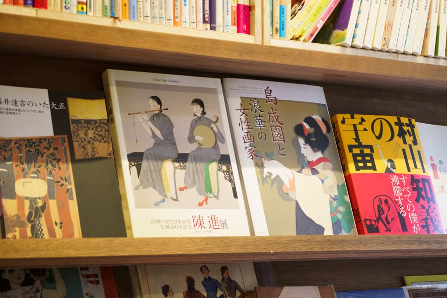 マヤルカ古書店。近代の女性画家による「美人画」を集めた『島成園と浪華の女性画家』10,000円など、「フェミニズム関連の本はがんばって集めています」となかむらさん。