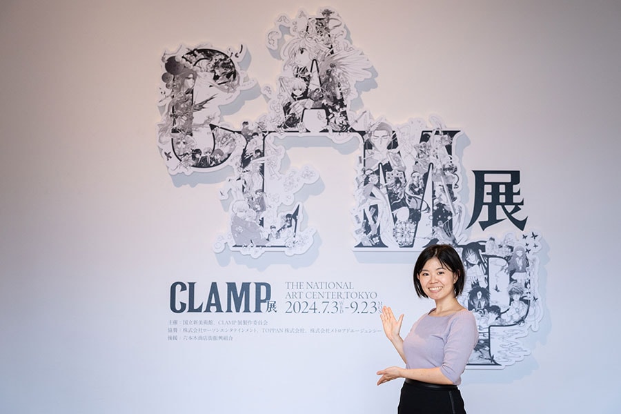 CLAMPファンのライター・宇野なおみ。「特に好きなキャラは知世と風です」。「CLAMP展」国立新美術館　2024年　展示風景。
©CLAMP・ShigatsuTsuitachi CO.,LTD. ©C,ST/CEP