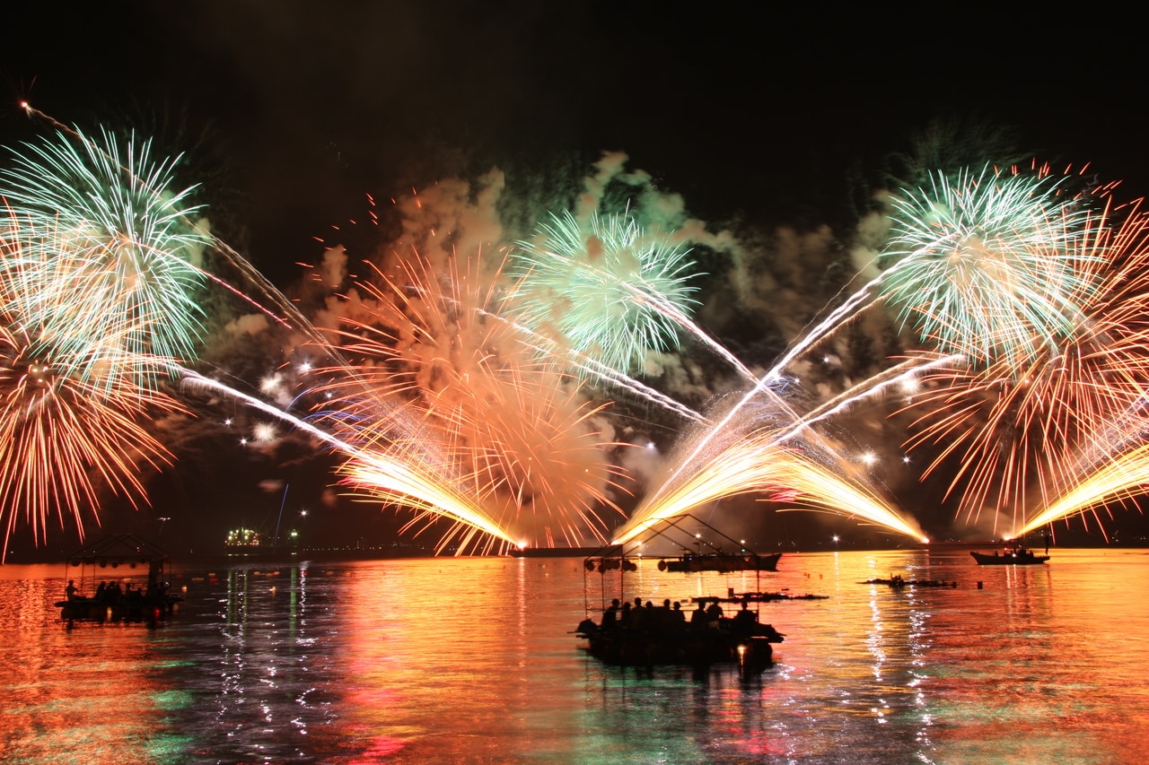 宮津燈籠流し花火大会。写真提供：（公社）京都府観光連盟