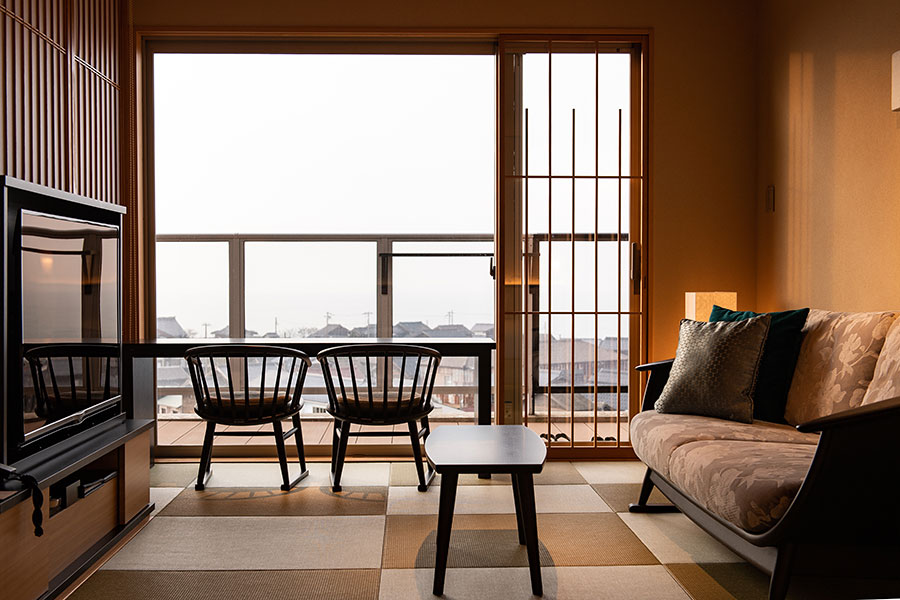 「佳松苑 はなれ風香」の客室。ホテルのような快適さと和室の上質さを両立したくつろぎの部屋。