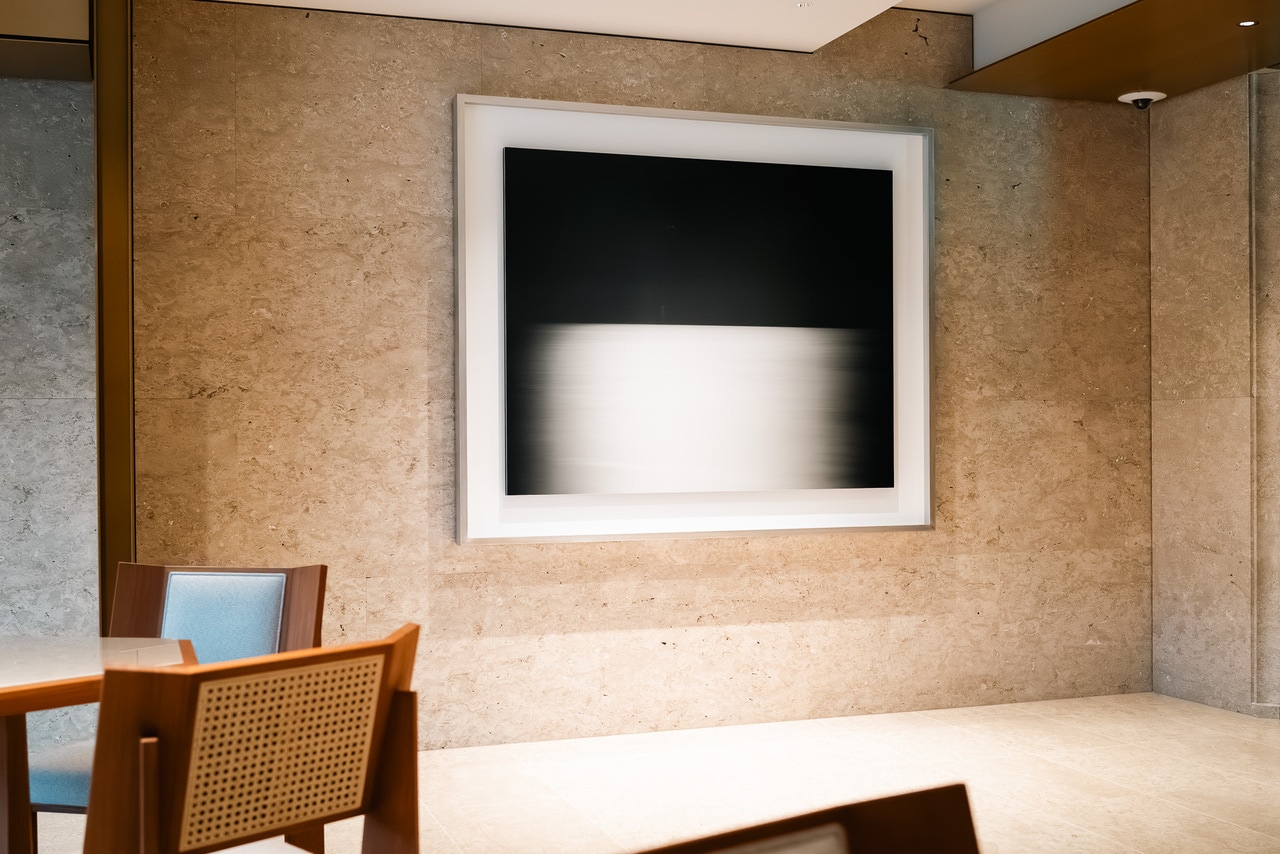 宿泊者ラウンジには、杉本博司氏の「海景」シリーズが静かに佇む。