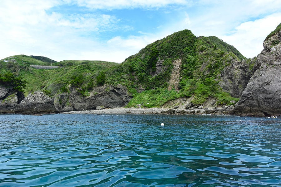 「小通り」から見たヒリゾ浜。長さ約100メートルの丸石やゴロタの浜です。