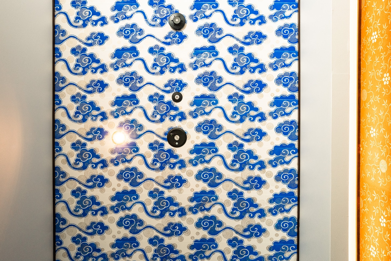 蒸溜所のエントランス通路の天井や壁は、季の美のパッケージに使用されている京都の唐紙屋「雲母唐長（KIRA KARACHO）」の唐紙の文様で彩られている。