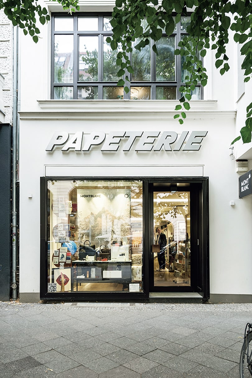 モダンな印象の店構え。