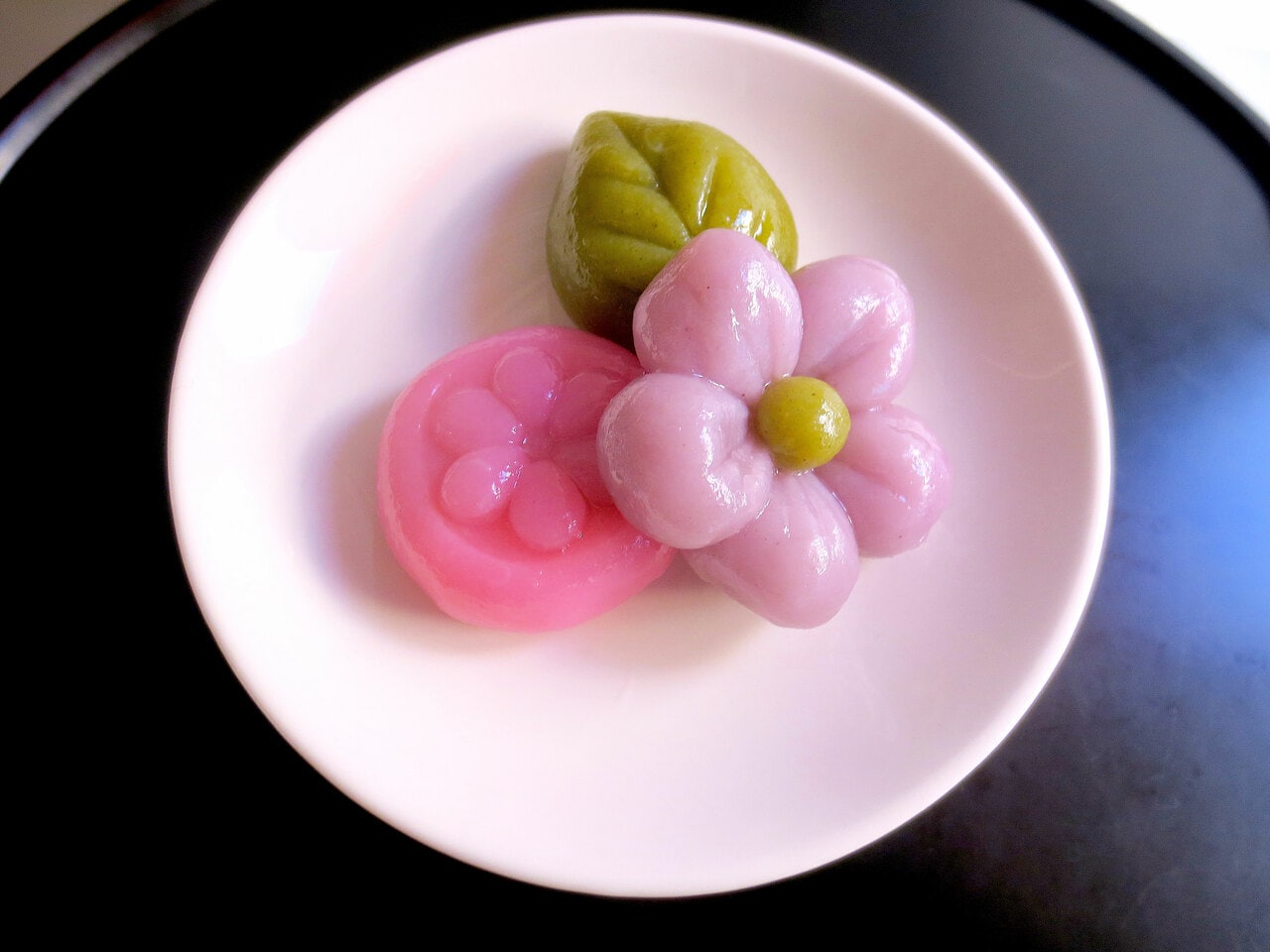 「ソンピョン」450円。米粉の生地を色づけして花や葉っぱの形にしたお餅。