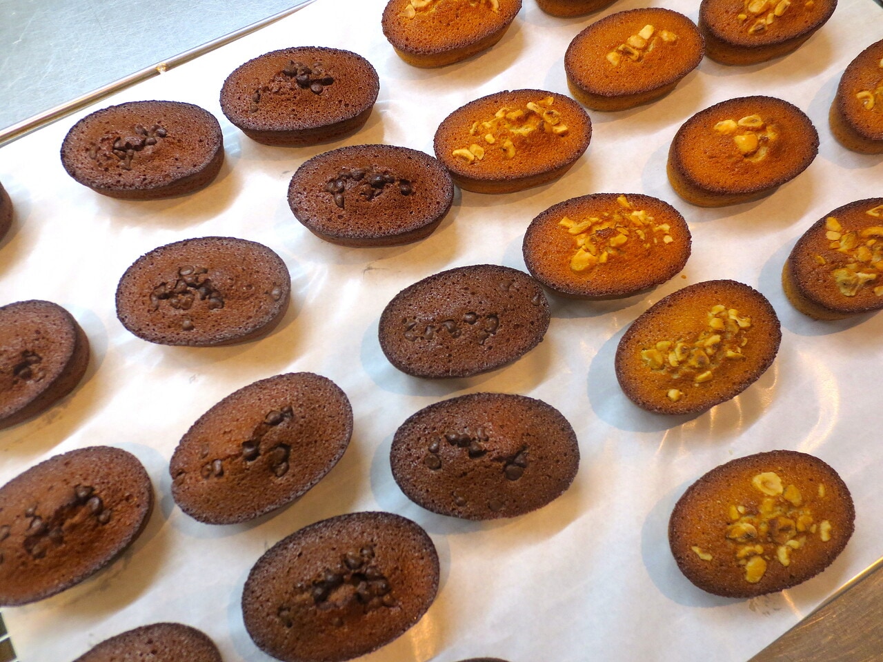 エッジがキリッと立った焼きたてのフィナンシェ。少し冷ましてからお店に並べます。