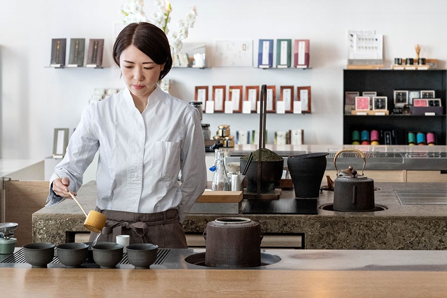 お茶を淹れる美しい所作も眺めることができるカウンター席がおすすめです。