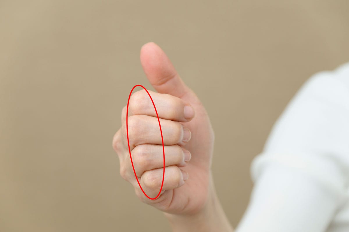 手を軽く握り、親指以外の4指の第二関節を使用。