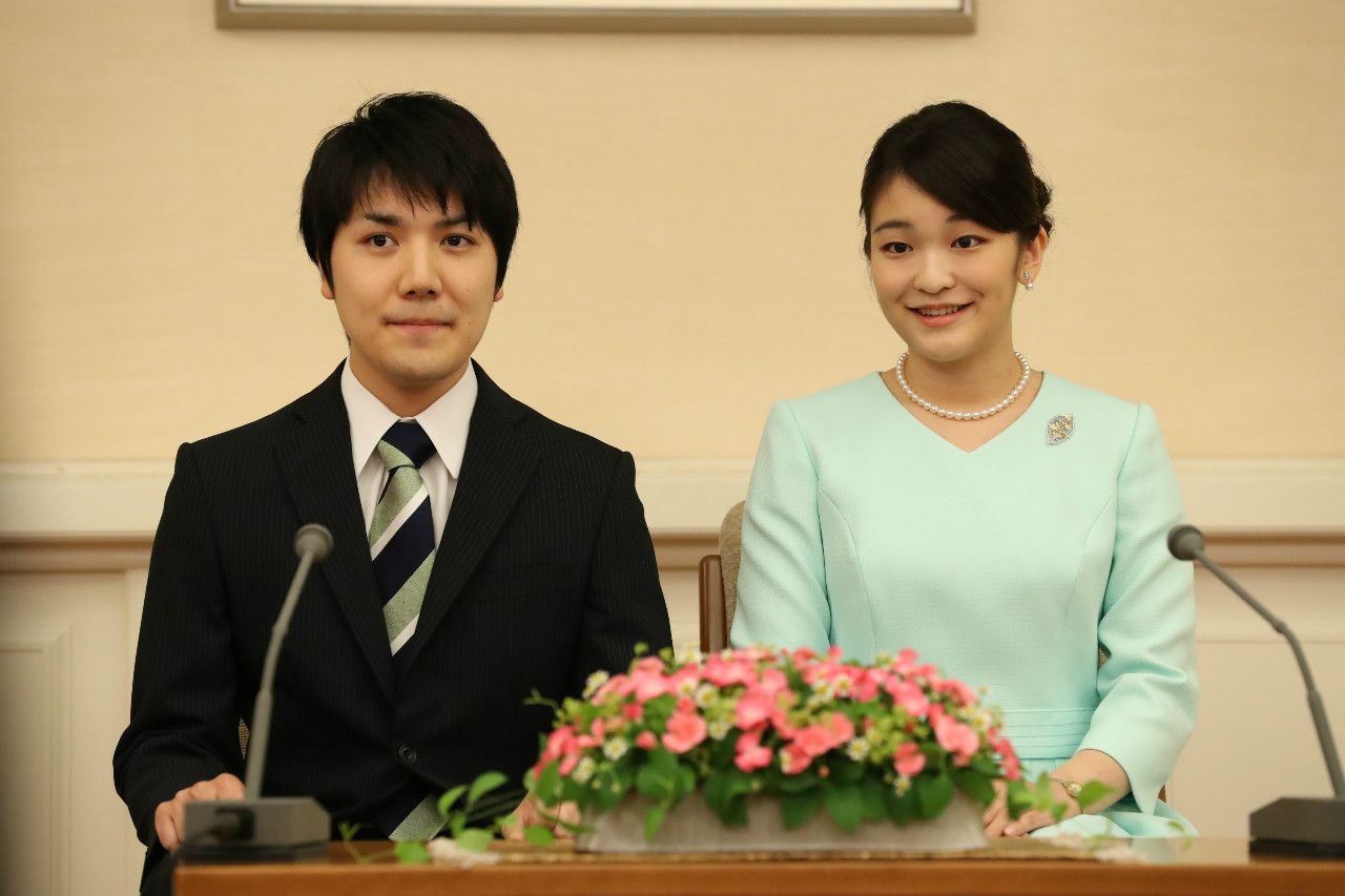 2017年9月3日、婚約内定会見での眞子さま（当時）と小室圭さん　©JMPA