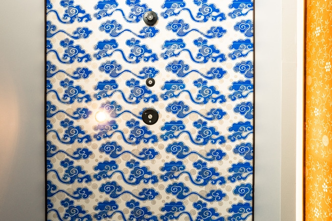 蒸溜所のエントランス通路の天井や壁は、季の美のパッケージに使用されている京都の唐紙屋「雲母唐長（KIRA KARACHO）」の唐紙の文様で彩られている。