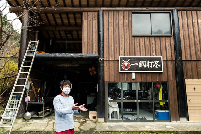 「一網打尽」の前で話す梅棹さん。