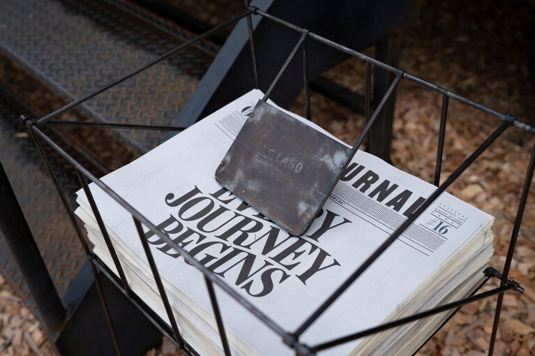 看板や英字新聞「Le Journal」など、すべてがル ラボオリジナル。