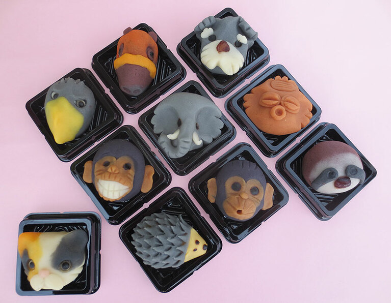 秀政さんが作る「上生菓子」 各300円。