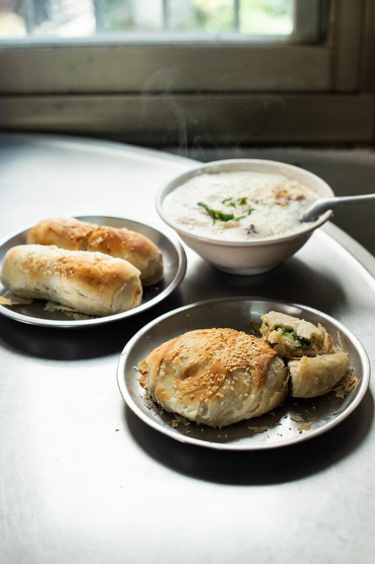 手前から、胡椒葱餅20元。宜蘭特産のネギがたっぷり。ザラメが入った焼餅 20元、鹹豆漿 20元。清珍早點にて。