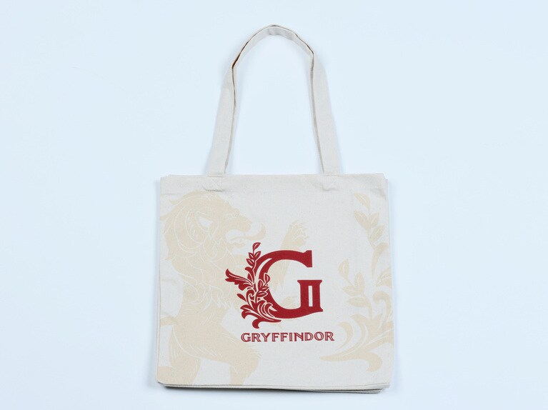 グリフィンドールのロゴは栗色。