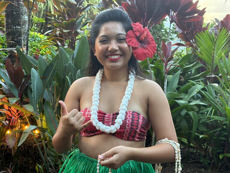 フラダンサーがビッグスマイルでお出迎え。ディナー前はアクティビティ体験も。
