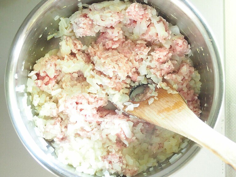 (4) 玉ねぎがしんなりしたら、豚ひき肉を入れて赤みがなくなるまで炒めます。