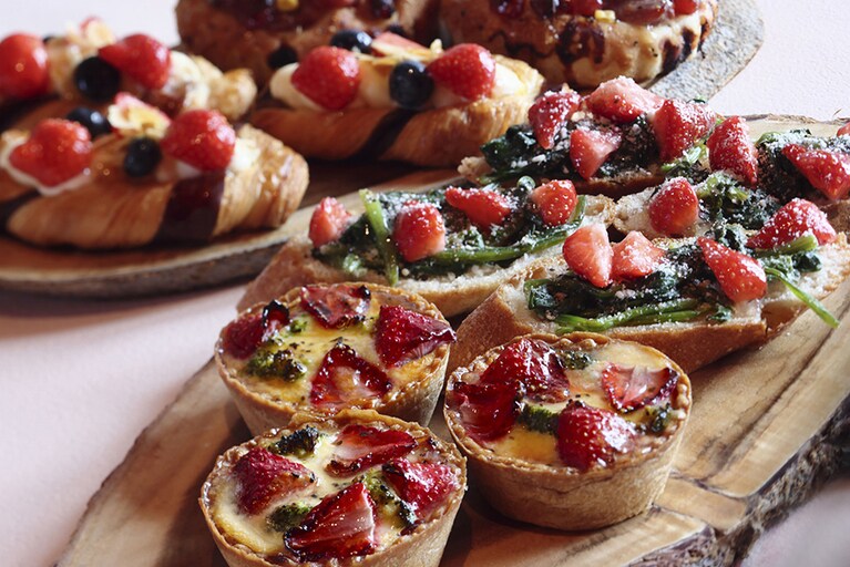 「ストロベリーと燻製鴨のタルトフランベ」や「ストロベリーとほうれん草のブルスケッタ」など、セイボリーもいちごメニューが多数並ぶ。